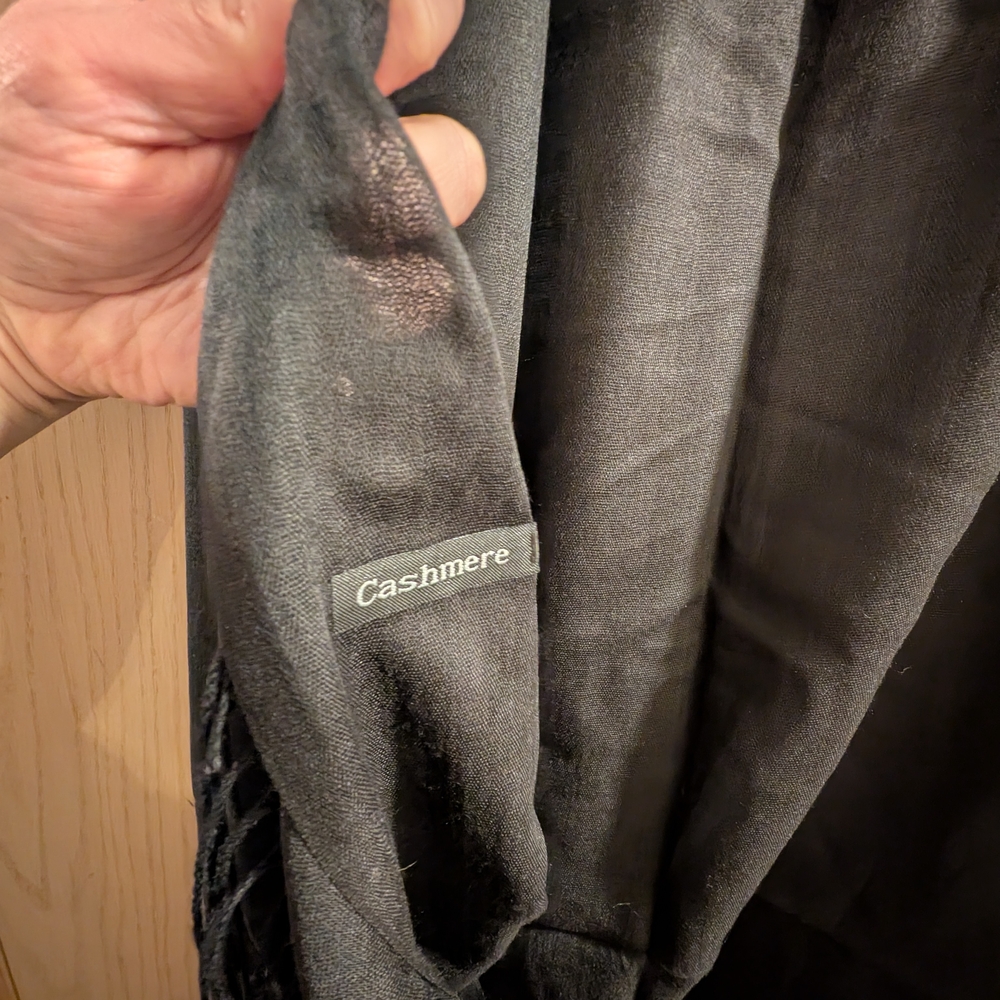 Chic Black Cashmere Scarf - Picture 4 of 4